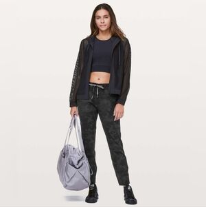 EUC- Lululemon On The Fly 28" Incognito Camo Multi Grey / Coal Pant Size 4